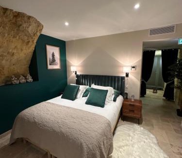 Luynes Hotel | Relax at Le XII de Luynes: Spa & Dining Experience
