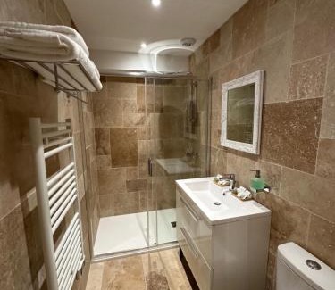 Luynes Hotel | Relax at Le XII de Luynes: Spa & Dining Experience