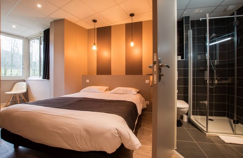 Rieupeyroux Hotel | Discover Hôtel Restaurant Du Commerce with Pool & Dining