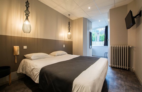 Rieupeyroux Hotel | Discover Hôtel Restaurant Du Commerce with Pool & Dining