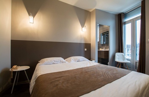 Rieupeyroux Hotel | Discover Hôtel Restaurant Du Commerce with Pool & Dining