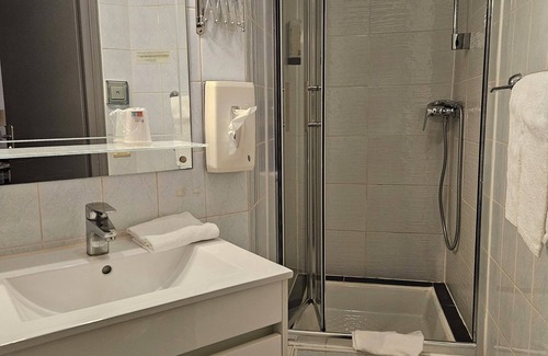 Hieres-sur-Amby Hotel | Delightful Hôtel Restaurant le Val d'Amby with Family Amenities