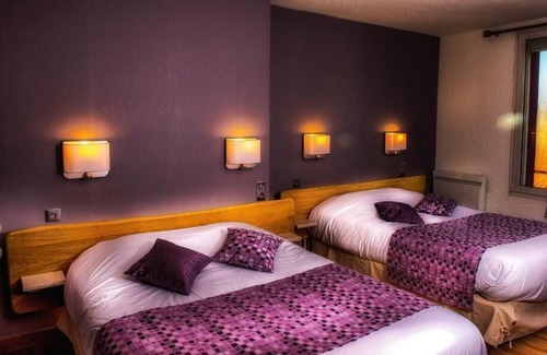 Sainte-Menehould Hotel | Discover Hôtel Restaurant Le Cheval Rouge with Pool & Dining