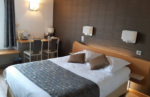 Sainte-Menehould Hotel | Discover Hôtel Restaurant Le Cheval Rouge with Pool & Dining