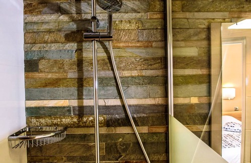 Sainte-Menehould Hotel | Discover Hôtel Restaurant Le Cheval Rouge with Pool & Dining