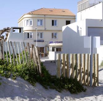 Carnon-Plage Hotel | Coastal Retreat at Hôtel Restaurant Gédéon - Oceanfront Bliss