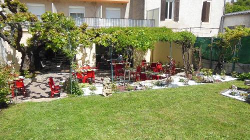 Puy-l'Eveque Hotel | Cozy Hôtel Restaurant HENRY - Pet Friendly with Breakfast