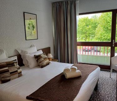 Rochefort Hotel | Discover Hôtel-Restaurant La Belle Poule with Ocean Views