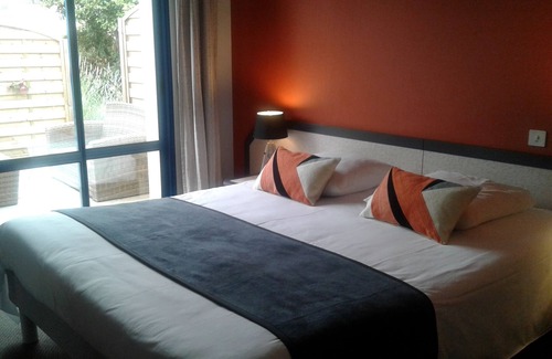 Pouldreuzic Hotel | Discover Hôtel Restaurant Le Capricorne with Pool & Dining