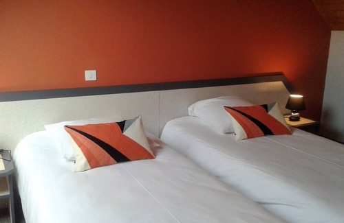 Pouldreuzic Hotel | Discover Hôtel Restaurant Le Capricorne with Pool & Dining