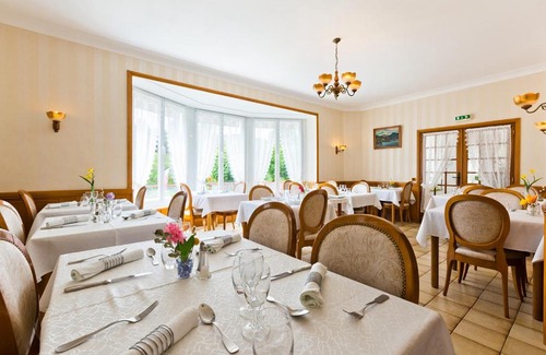 Jassat Hotel | Pet-Friendly Hôtel Restaurant Le Grillon with High Ratings