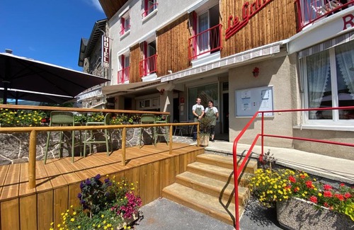 Jassat Hotel | Pet-Friendly Hôtel Restaurant Le Grillon with High Ratings