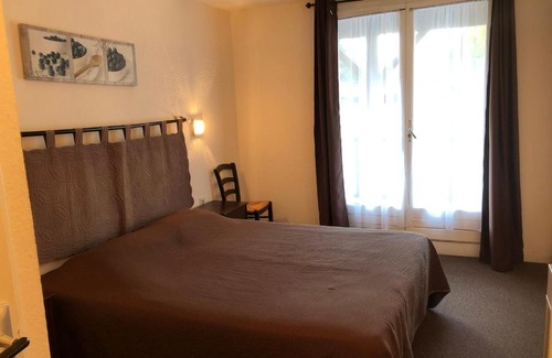 Bouzies Hotel | Pet-Friendly Hôtel Restaurant Les Falaises with Ocean Views