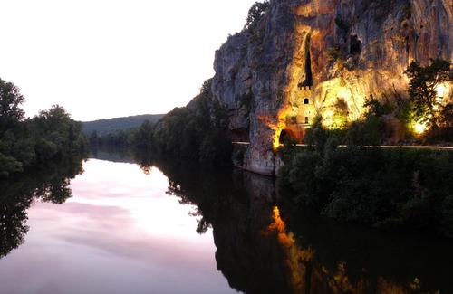 Bouzies Hotel | Pet-Friendly Hôtel Restaurant Les Falaises with Ocean Views