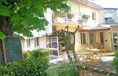Etauliers Hotel | Experience Oceanfront Bliss at Hôtel Restaurant Platanes