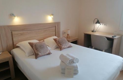 Etauliers Hotel | Experience Oceanfront Bliss at Hôtel Restaurant Platanes