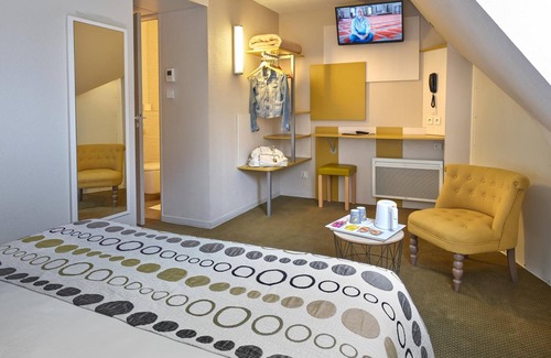 Poincare - Foch - Anatole France - Croix de Bourgogne Hotel | Guest-Rated Hôtel REVOTEL with Breakfast & Child-Friendly Amenities