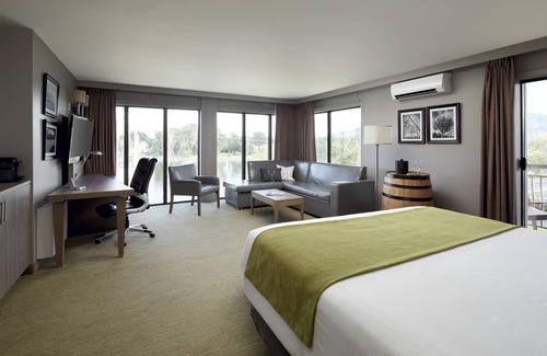 Beloeil Hotel | Discover Hôtel Rive Gauche: Guest Rated 9/10 with Pool