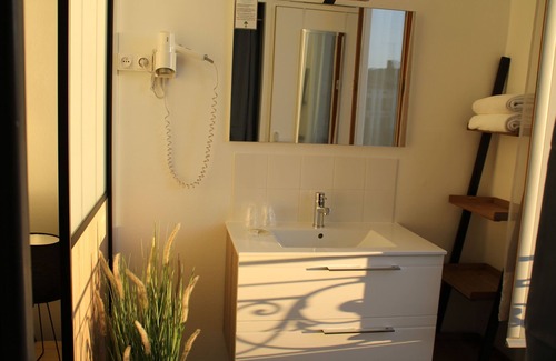 Castres Hotel | Discover Comfort at Hôtel Rivière: Family-Friendly Stay