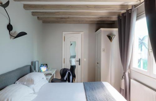 Quartier de la Folie-Mericourt Hotel | Discover Hôtel Saint Martin Bastille - Family-Friendly Retreat
