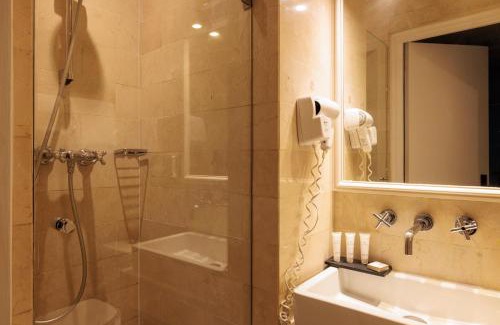 Quartier de la Folie-Mericourt Hotel | Discover Hôtel Saint Martin Bastille - Family-Friendly Retreat