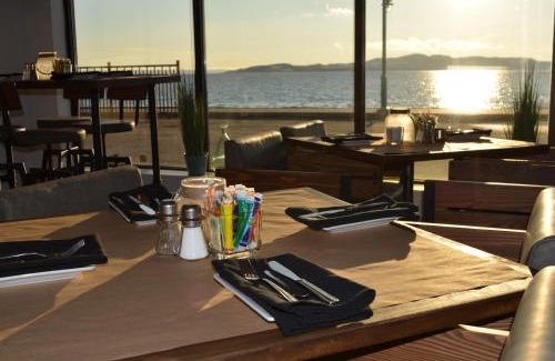 Sept-Iles Hotel | Relax at Hôtel Sept-Îles with Beachfront Amenities