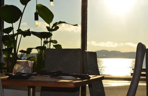 Sept-Iles Hotel | Relax at Hôtel Sept-Îles with Beachfront Amenities