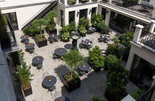 Fontainebleau Hotel | Elegant Hôtel & SPA Napoléon with Pool and Spa Amenities