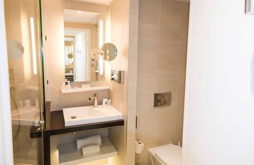 Ouistreham Hotel | Relax at Hôtel & Spa - Thalazur Ouistreham with Pool & Spa