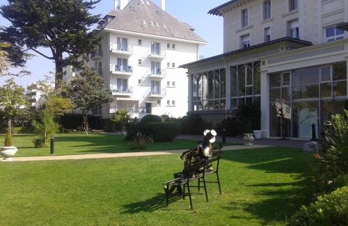 La Baule-Escoublac Hotel | Relax at Hôtel Vacances Bleues Villa Caroline with Ocean Views