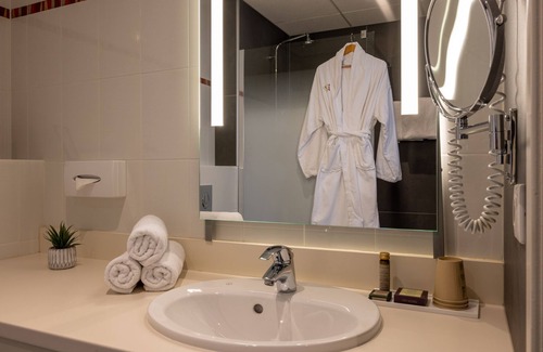 Saint-Hippolyte Hotel | Escape to Hôtel Val-Vignes: 4-Star Comfort & Spa Retreat
