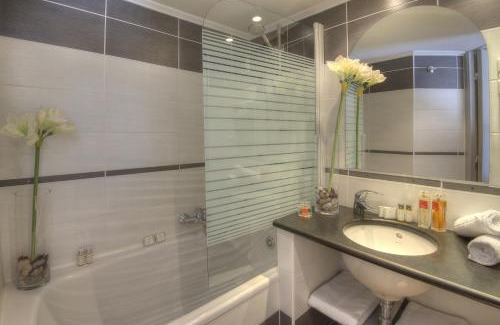 Jean-Medecin Hotel | Pet-Friendly Hotel Vendôme with Family Amenities & High Rating