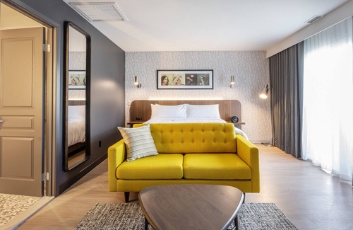 Magog Hotel | Discover Hôtel Versō: Family-Friendly with Pool & Dining