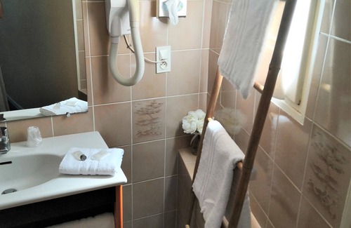 Draguignan Hotel | Victoria Hotel: Family-Friendly Stay with Breakfast Included