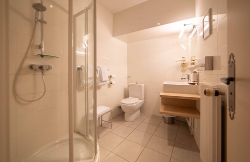 Faubourg Sud Hotel | Elegant Hôtel Wilson: Guest Rated 8.6 with Family-Friendly Amenities