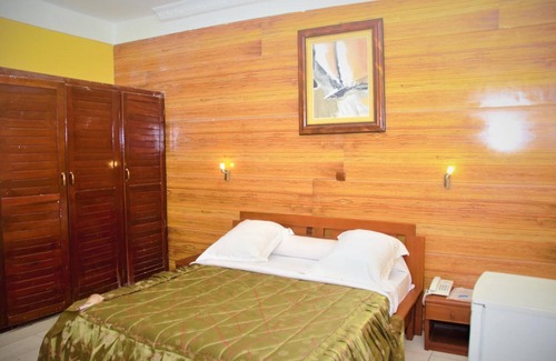Bonapriso Hotel | Budget-Friendly Hôtel - Y with Restaurant & Breakfast Options