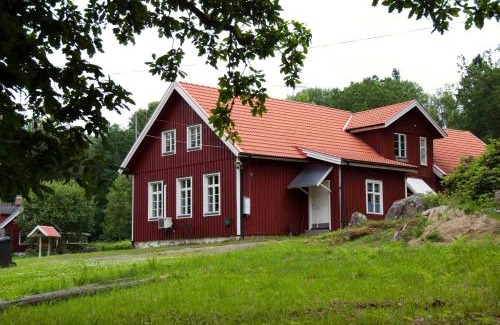 Glimakra House | Experience Comfort at Högsma Bygdegård with Hot Tub & Breakfast