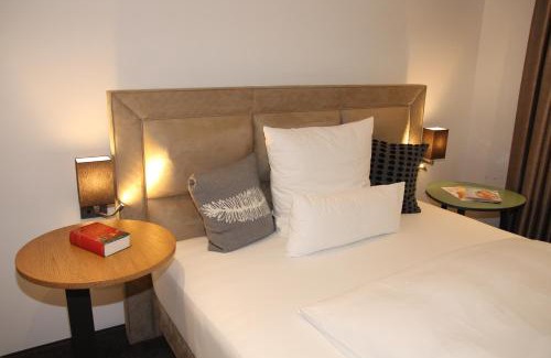 Ruesselsheim Hotel | Discover Höll am Main: Guest Rated 9.5 & Pet-Friendly Stay