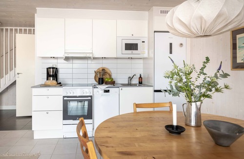 Hono Condo | Experience Hönö Sjöbodar: Oceanfront Stay with Breakfast