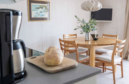 Hono Condo | Experience Hönö Sjöbodar: Oceanfront Stay with Breakfast