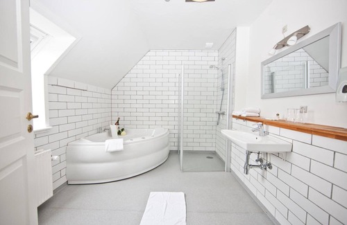 Hojslev Hotel | Discover Højslev Kro: Family-Friendly Retreat with Dining
