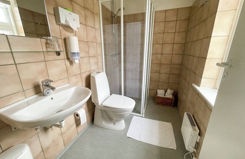Hojslev Hotel | Discover Højslev Kro: Family-Friendly Retreat with Dining
