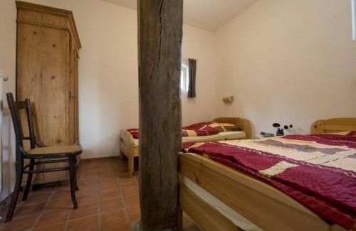 Nordenholz Apartment | Cozy Hürhus Hude: Family & Pet-Friendly Retreat