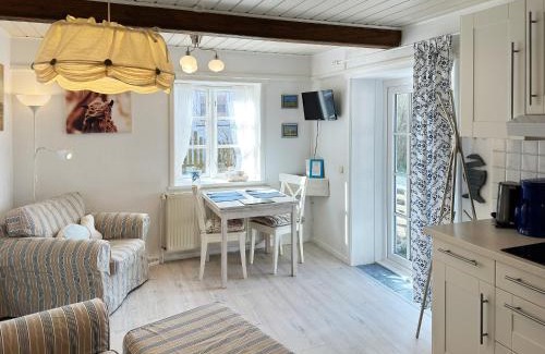 Suddorf Apartment | Hüs Sanskiin Ferienwohnung: Family & Pet-Friendly Retreat