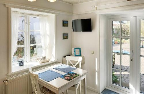 Suddorf Apartment | Hüs Sanskiin Ferienwohnung: Family & Pet-Friendly Retreat