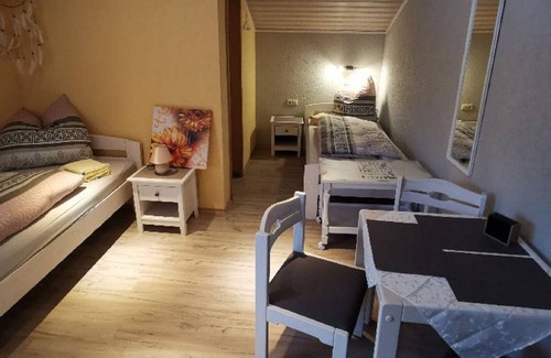 Regenhutte House | Discover Hüttendorf 49 gradnord: Family-Friendly Retreat