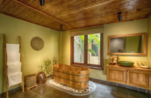 Bai Lang House | Oceanfront HỒ ĐÁ CỔ THIÊN LONG RESORT with Hot Tub & Pool