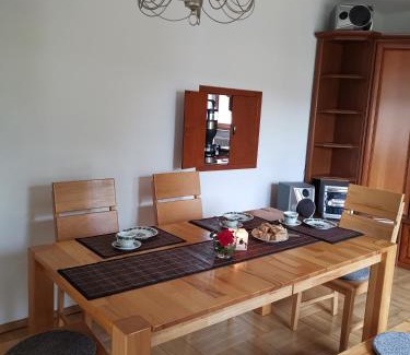 Merkers House | Inviting Auszeit: Family-Friendly with Hot Tub & Kitchen