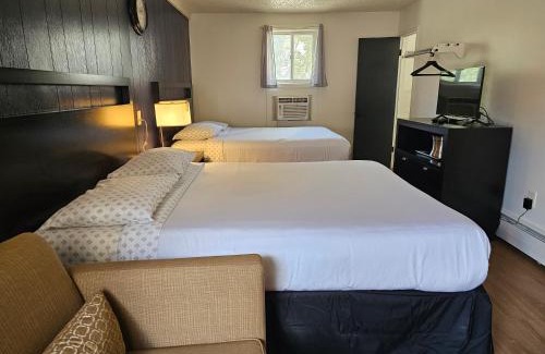 Idaho Springs Hotel | Convenient H&H Motor Lodge: Pet and Child Friendly Stay