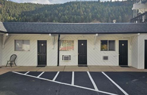 Idaho Springs Hotel | Convenient H&H Motor Lodge: Pet and Child Friendly Stay